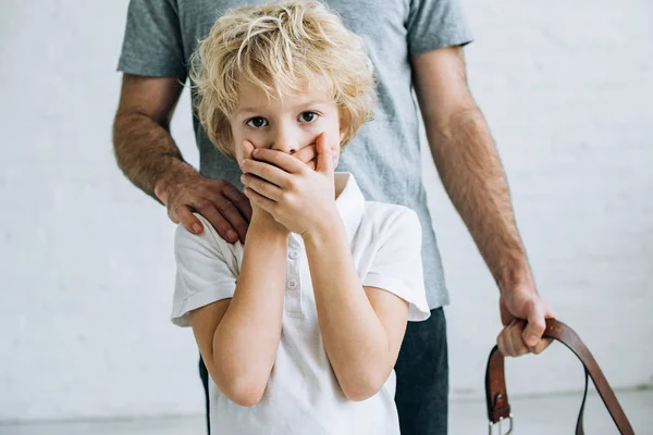 Ausgeschnittene Sicht auf Vater und Sohn, die Konflikte zu Hause haben — Stockfoto