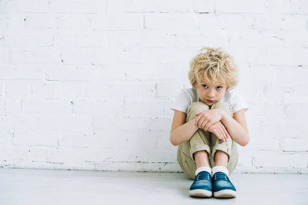 Verärgerter preteen Junge sitzt zu Hause auf dem Boden — Stockfoto