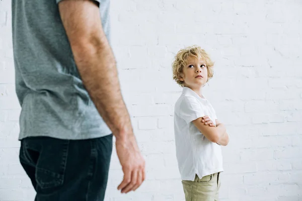 Vue partielle du père et du fils ayant un conflit à la maison — Photo de stock