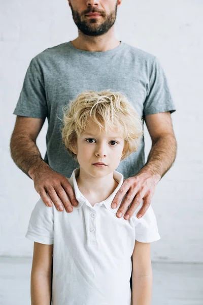 Visión parcial del padre y el hijo que tienen conflicto en casa - foto de stock