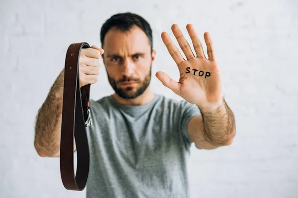 Selektiver Fokus des Vaters zeigt Gürtel und Schriftzug Stop auf Handfläche — Stockfoto