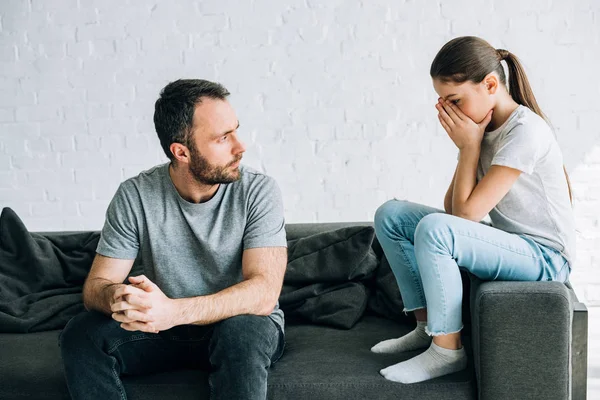 Triste fille et père ayant conflit à la maison — Photo de stock