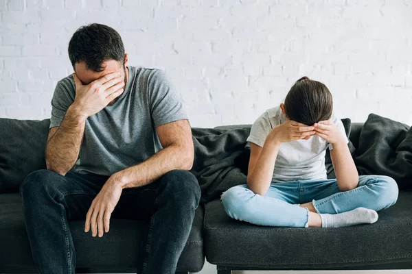 Triste figlia e padre avere un conflitto a casa — Foto stock