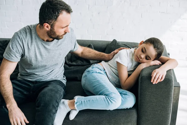 Father and sad preteen daughter having conflict at home — Stock Photo