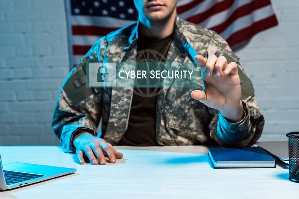 Visão cortada do homem militar em gesto uniforme perto de letras de segurança cibernética na barra de endereço — Fotografia de Stock