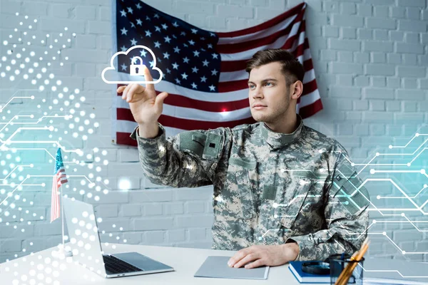 Hombre guapo en uniforme militar apuntando con el dedo a la nube con candado - foto de stock
