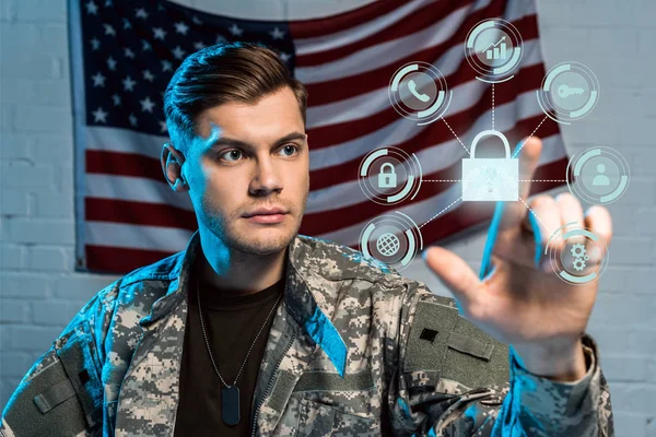 Enfoque selectivo del hombre en uniforme militar apuntando con el dedo al candado virtual - foto de stock