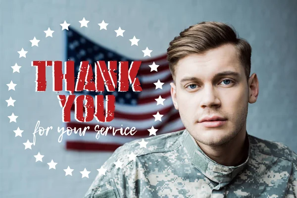 Schöner Mann in Militäruniform, der in die Kamera schaut, in der Nähe von Danke für deinen Dienst-Schriftzug — Stockfoto