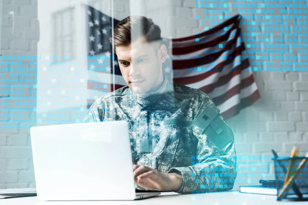 Soldado bonito em uniforme de camuflagem usando laptop no escritório perto de visualização de dados — Fotografia de Stock