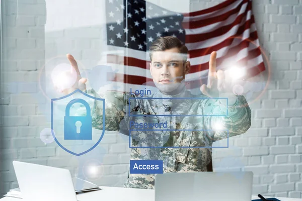 Schöner Soldat in Militäruniform, der mit dem Finger auf virtuellen Zugang im Büro zeigt — Stockfoto