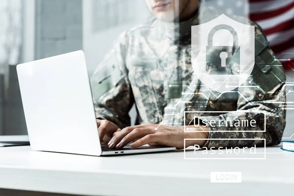 Vista ritagliata del soldato in uniforme mimetica utilizzando il computer portatile vicino al lucchetto virtuale — Foto stock