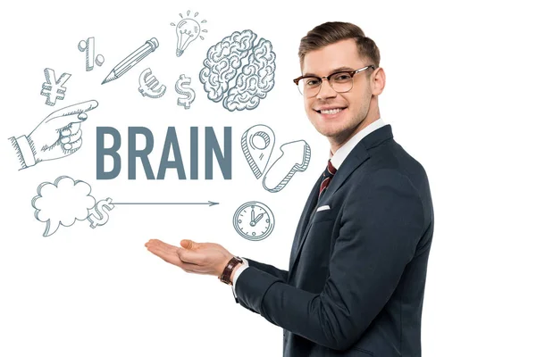 Hombre de negocios feliz en gafas gestos y sonriendo cerca de letras del cerebro en blanco - foto de stock