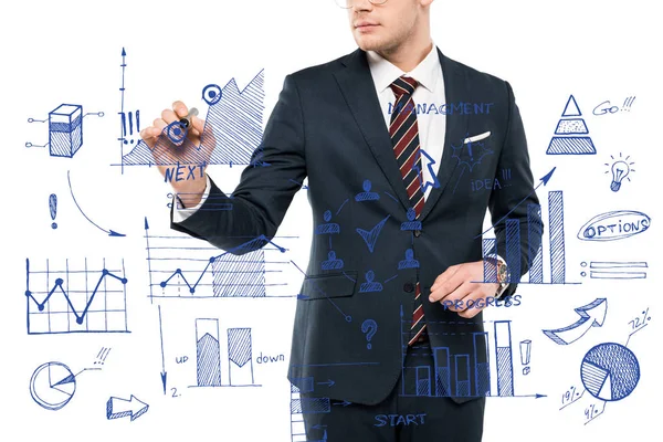 Обрізаний вид бізнесмена, що тримає маркерну ручку біля діаграм і графіків на білому — стокове фото