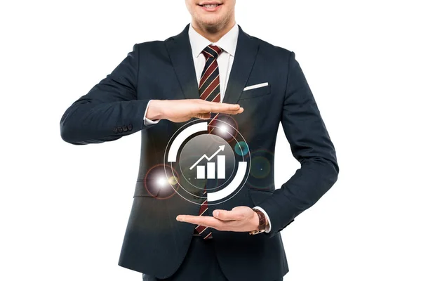 Обрезанный взгляд бизнесмена в формальной одежде жестов вблизи виртуальных диаграмм и графиков, изолированных на белом — стоковое фото