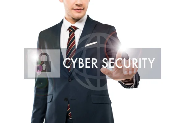 Vista recortada de hombre feliz en desgaste formal apuntando con el dedo a las letras de seguridad cibernética en blanco - foto de stock