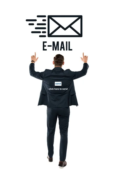 Назад взгляд бизнесмена указывая пальцами на буквы электронной почты, стоя на белом — стоковое фото