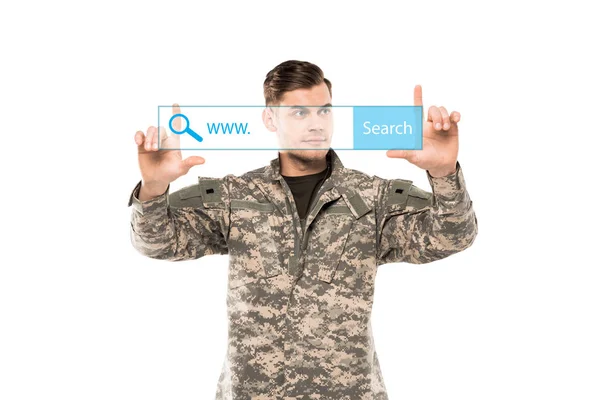 Homem bonito em uniforme militar apontando com os dedos na barra de endereço no branco — Fotografia de Stock