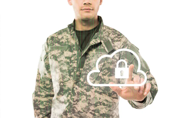 Vista recortada de soldado en uniforme apuntando con el dedo a la nube virtual con candado en blanco - foto de stock