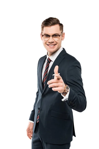 Щасливий бізнесмен вказує пальцем і посміхається ізольовано на білому — стокове фото