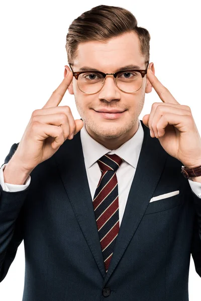 Homme d'affaires souriant pointant du doigt des lunettes isolées sur blanc — Photo de stock