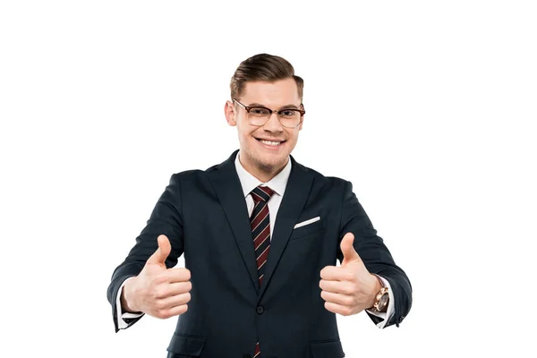 Alegre hombre de negocios en gafas mostrando los pulgares hacia arriba aislado en blanco - foto de stock