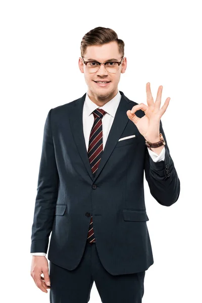 Alegre hombre de negocios en gafas mostrando ok signo aislado en blanco - foto de stock