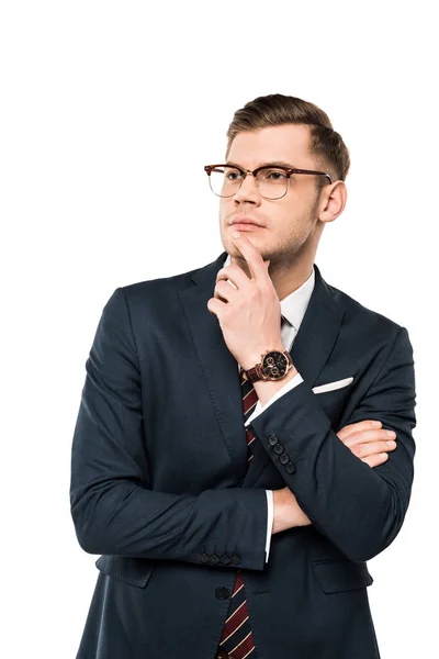Homem de negócios pensativo em óculos tocando rosto enquanto pensava isolado no branco — Fotografia de Stock