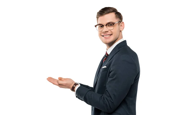 Hombre de negocios feliz en gafas gestos y sonriendo aislado en blanco - foto de stock