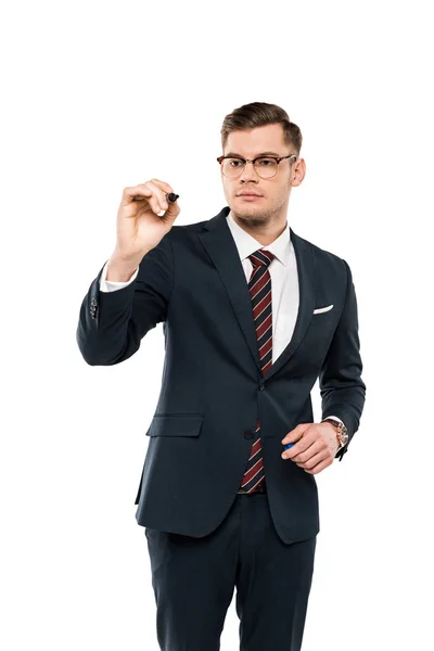 Красивый бизнесмен в очках, держащий маркерную ручку изолированной на белом — стоковое фото