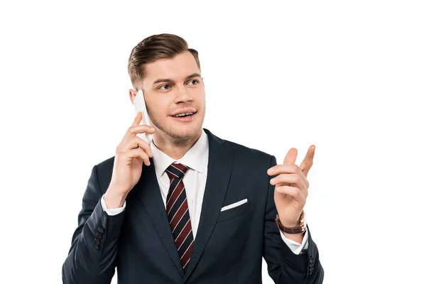 Hombre de negocios feliz hablando en el teléfono inteligente y señalando con el dedo aislado en blanco - foto de stock