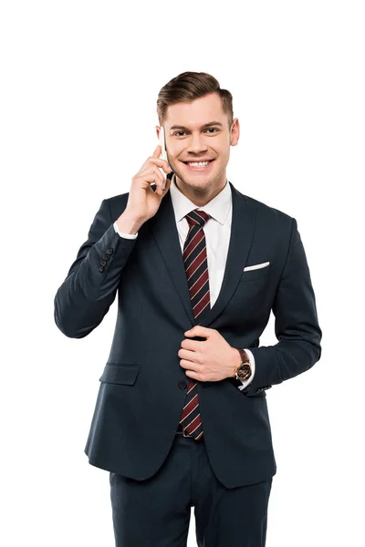 Allegro uomo d'affari in giacca e cravatta che parla su smartphone isolato su bianco — Foto stock