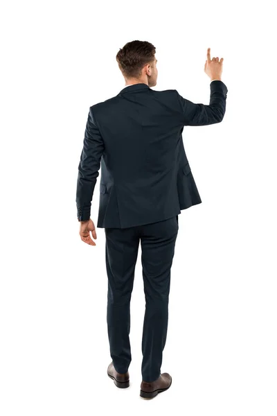 Rückseite des Geschäftsmannes, der mit dem Finger zeigt, während er isoliert auf weiß steht — Stockfoto