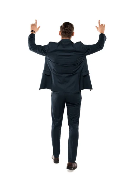 Vista posterior del hombre de negocios señalando con los dedos mientras está de pie aislado en blanco - foto de stock