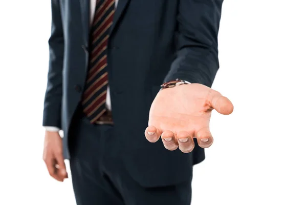 Vista recortada de hombre joven en el gesto de desgaste formal aislado en blanco - foto de stock