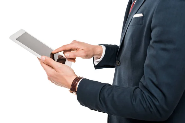 Vue recadrée de l'homme d'affaires à l'aide d'une tablette numérique avec écran blanc isolé sur blanc — Photo de stock