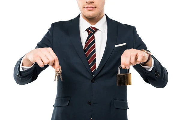 Vista recortada de hombre de negocios sosteniendo llaves y candado aislado en blanco - foto de stock