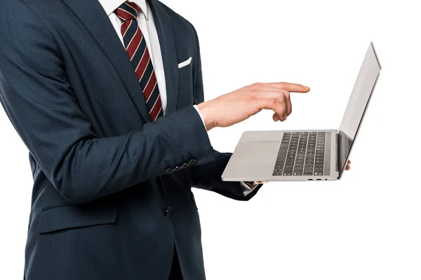 Vue recadrée de l'homme en costume pointant avec le doigt à l'ordinateur portable isolé sur blanc — Photo de stock