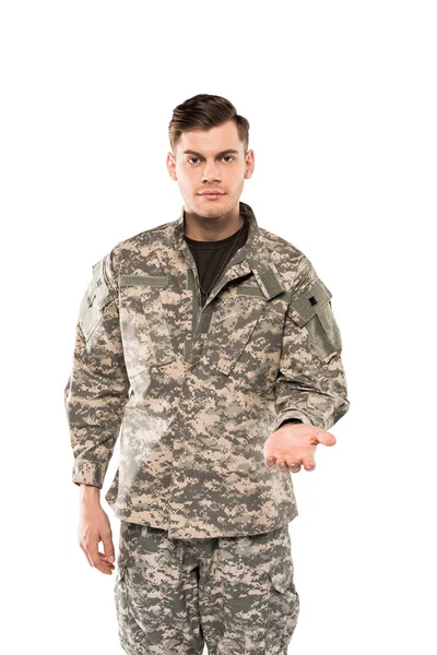 Bonito homem no militar uniforme gesto isolado no branco — Fotografia de Stock