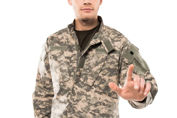 Vista recortada del soldado en uniforme señalando con el dedo aislado en blanco - foto de stock