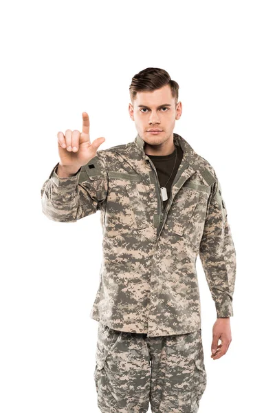 Soldado serio en uniforme señalando con el dedo aislado en blanco - foto de stock