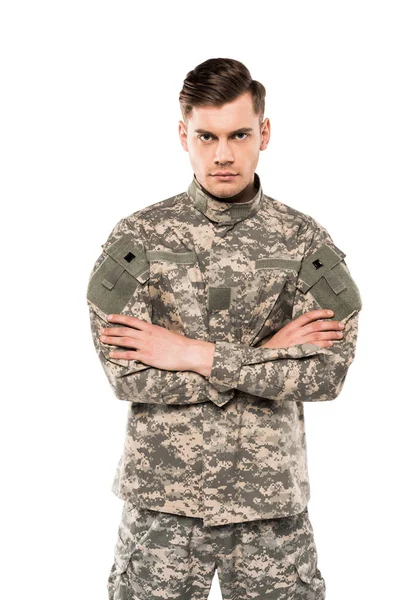 Soldado sério de pé uniforme com braços cruzados isolados em branco — Fotografia de Stock