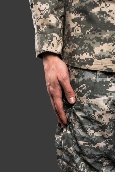 Vista recortada del hombre en uniforme militar aislado en gris - foto de stock