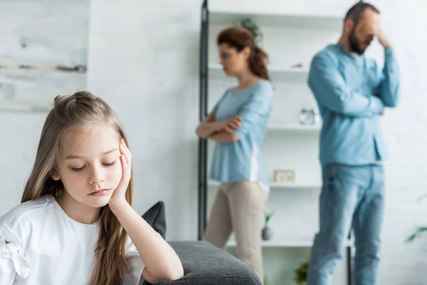 Trauriges Kind in der Nähe streitender Eltern zu Hause — Stockfoto