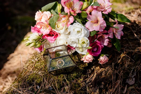Bouquet di fiori freschi e scatola con fedi nuziali — Foto stock