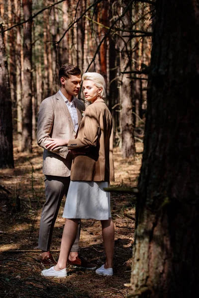 Ansicht des stilvollen Paares, das sich im Wald umarmt — Stockfoto