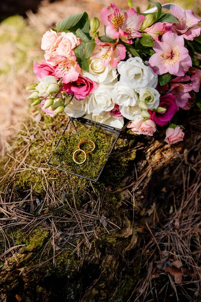 Buquê de flores e caixa com anéis de casamento — Fotografia de Stock