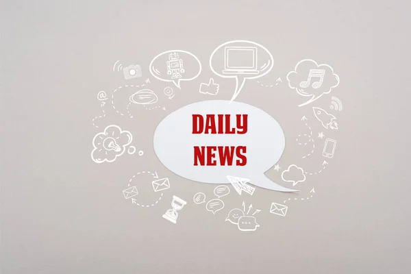 Белый пузырь речи с красными ежедневными новостями и иллюстрациями в социальных сетях на сером фоне — Stock Photo