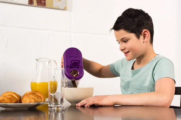 Усміхнений підліток снідає вранці на кухні — стокове фото