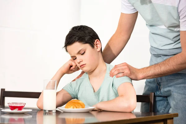 Ausgeschnittene Sicht auf Vater und verärgerten Sohn beim Frühstück — Stockfoto