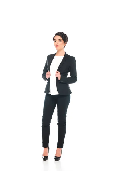 Sonriente mujer de negocios de raza mixta en ropa formal mirando a la cámara aislada en blanco - foto de stock